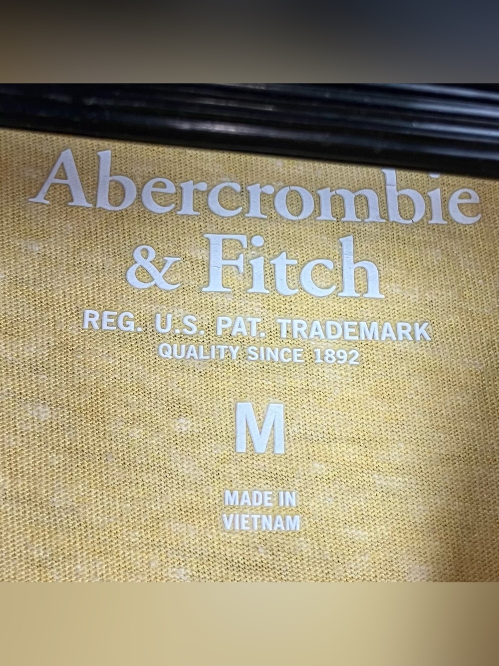 Abercrombie & Fitch Men’s Size M Yellow V-Neck T-Shirt Embroidered Logo - Picture 4 of 9